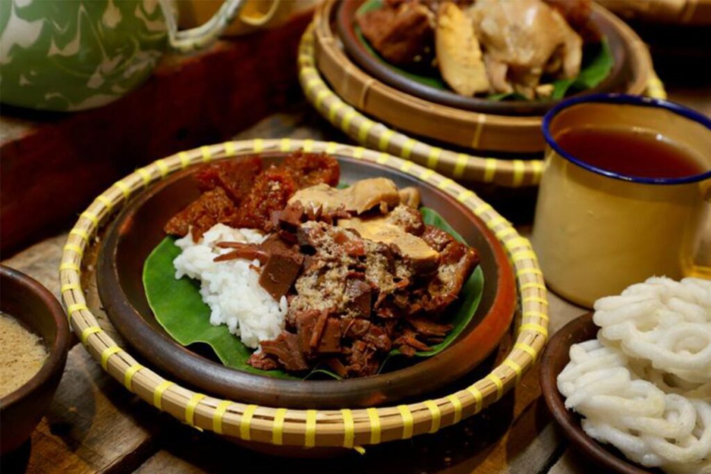 5 rekomendasi Destinasi Wisata Kuliner di Indonesia yang harus kamu coba 2 1. Kuliner Jogja